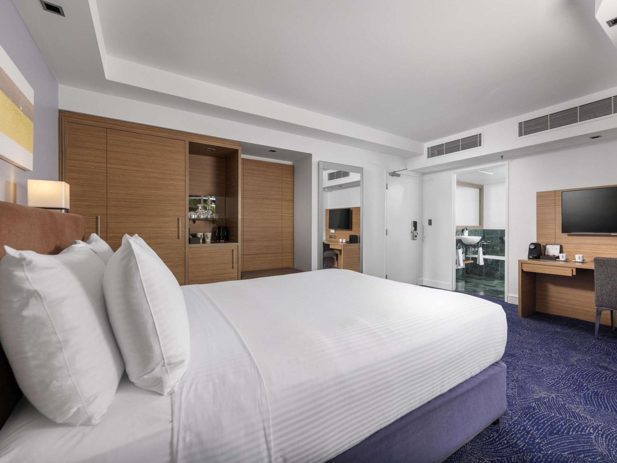 Classic Room One King Bed City Views